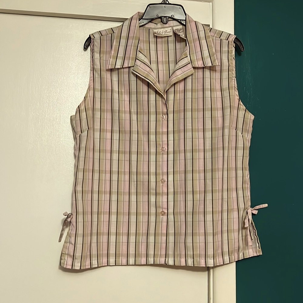 EUC super cute sleeveless shirt Nick & Sarah Size L